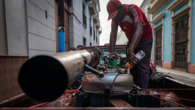 Un trabajador de la fumigación en Matanzas.
