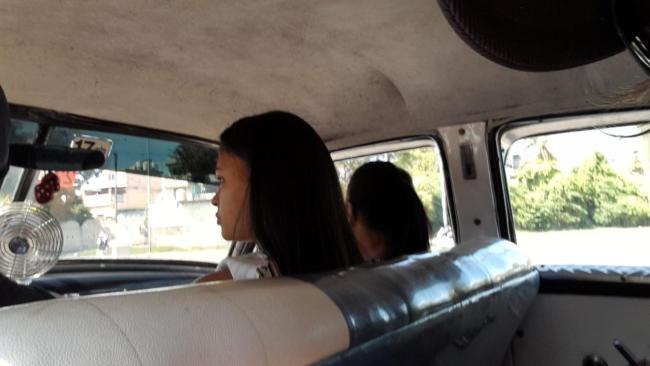 Dos mujeres en un taxi particular en Cuba.