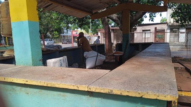 Una tarima vacía en un mercado agropecuario de Cuba.