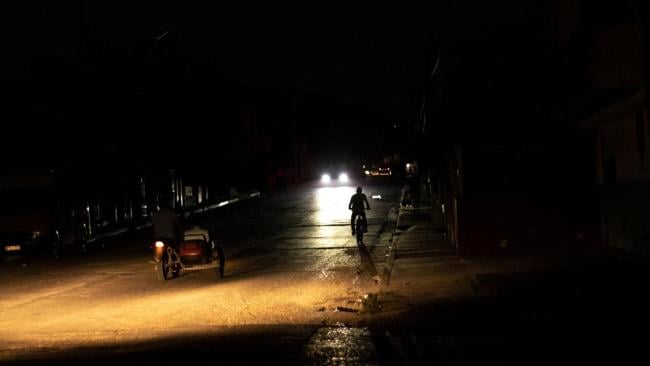 Una avenida de La Habana a oscuras durante un apagón.