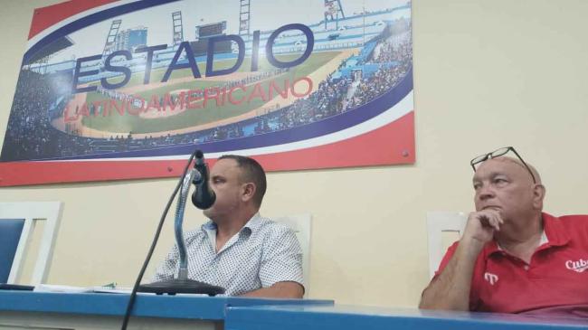 Funcionarios del deporte en Cuba.