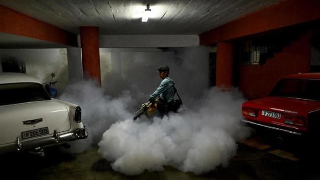 Fumigación en un garaje en Cuba.