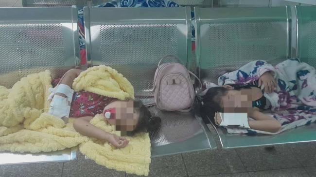 Niñas enfermas esperando ser atendidas en el Hospital Pediátrico de Camagüey.