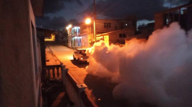 Fumigación en las calles de Gibara, Holguín.