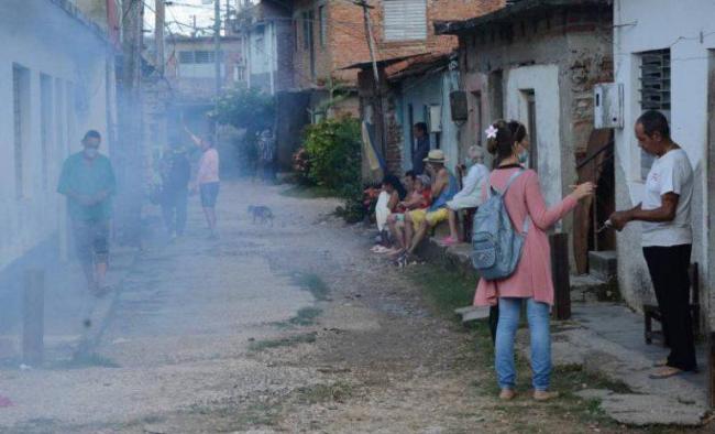 Fumigación contra el mosquito en un barrio de Sancti Spíritus.