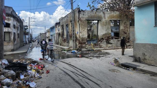 Una calle de Santiago de Cuba 20 días después del azote de Melissa.