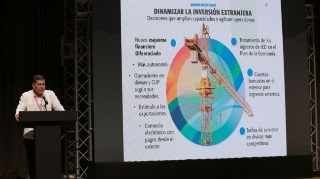 El ministro Oscar Pérez-Oliva Fraga al presentar las medidas.