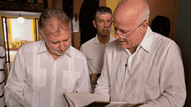 El presidente de Canarias, Ángel Víctor Torres (izq.), junto al entonces viceministro de Cultura cubano, Fernando Rojas, en La Habana, en 2023.