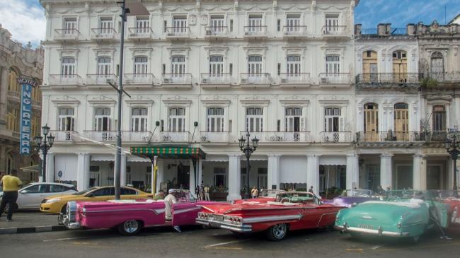 Carros de paseo para turistas a la espera de clientes.
