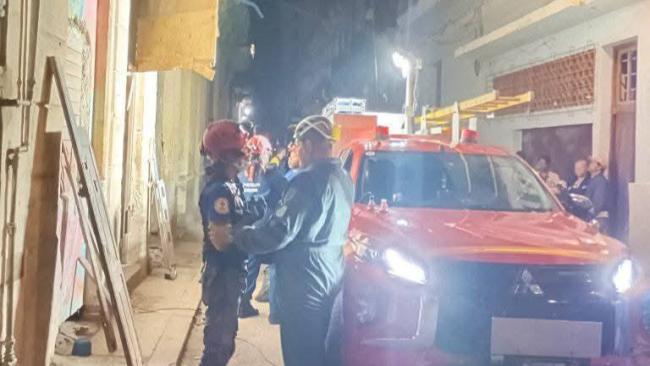 Bomberos en el lugar de los hechos.