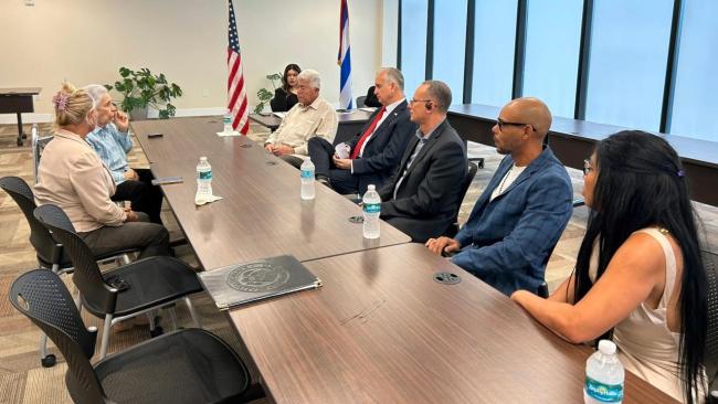 Mario Díaz-Balart reunido con exprisioneros políticos cubanos.