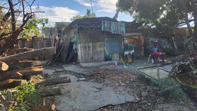 Santiagueros en una vivienda derribada por el huracán Melissa.