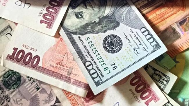 Billetes de pesos cubanos y dólares.