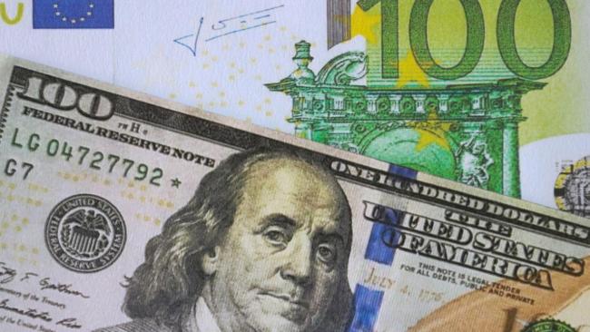 Billetes de dólares y euros.