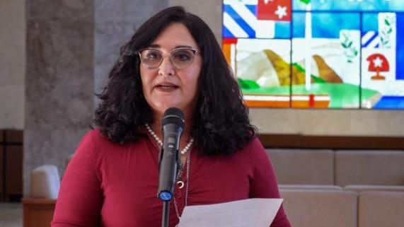 La funcionaria Johanna Tablada al dar a conocer la declaración de La Habana.