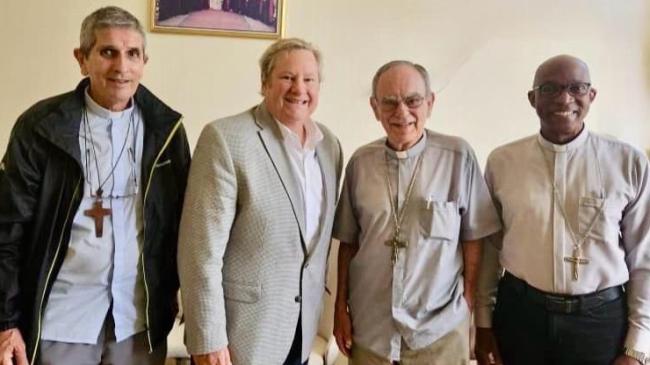 Mike Hammer junto a los obispos católicos del oriente de Cuba.