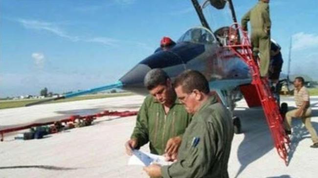 Luis Raúl González-Pardo Rodríguez (izquierda) mientras ejercía como piloto militar en Cuba.