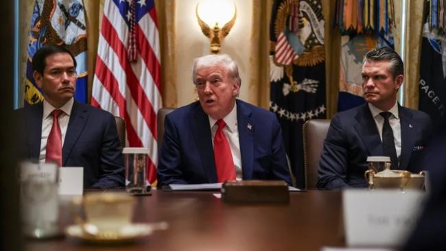 El secretario de Estado, Marco Rubio (i), el presidente Donald Trump (c) y el secretario de Guerra, Pete Hegseth (d).