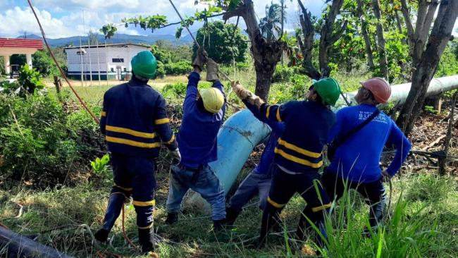 Linieros en trabajos de reparación en Holguín.
