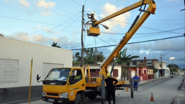 Trabajadores del sistema eléctrico en Granma.