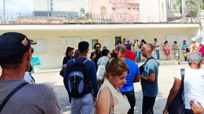 Cola en la Embajada de España en La Habana.