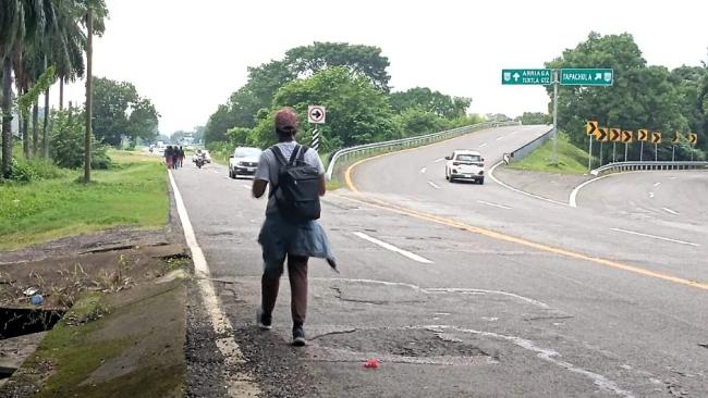 Migrantes cubanos en camino desde Tapachula.