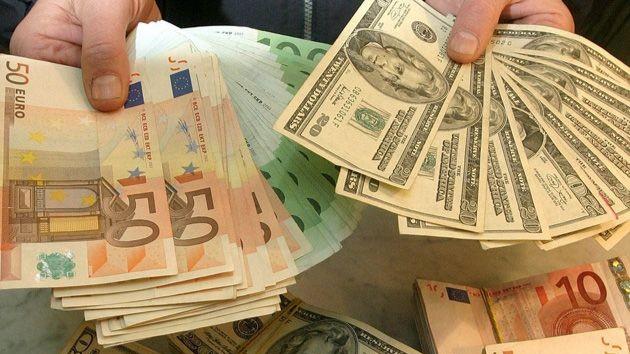 Billetes de dólares y euros.