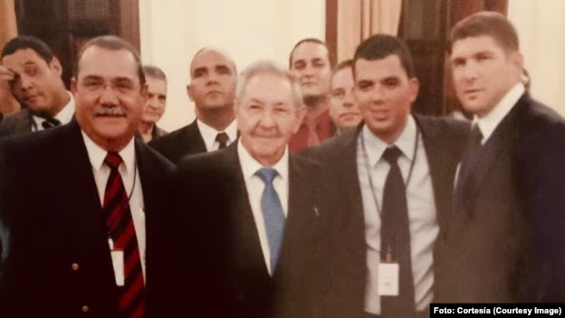 Jorge Javier Rodríguez Cabrera, entre Raúl Castro y Raúl Guillermo Rodríguez Castro.