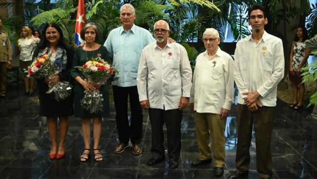 Carlos Zamora (segundo derecha) tras ser condecorado por Miguel Díaz-Canel.
