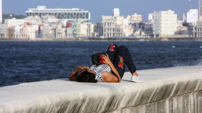 Una mujer en el Malecón de La Habana.