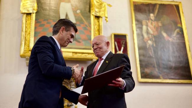Rodrigo Paz Pereira (izq.) en su toma de posesión.