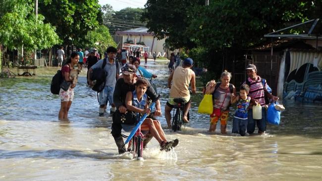 Pobladores de Granma en una operación de evacuación este sábado.