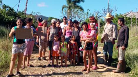 Pobladores de Guairajal, Holguín, salen a protestar.