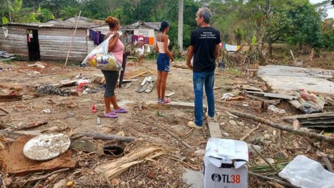 Entrega de ayuda humanitaria por parte de la Iglesia Católica en Santiago de Cuba.