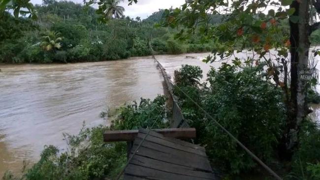 Puente colgante de la comunidad Vega Larga, en Baracoa.