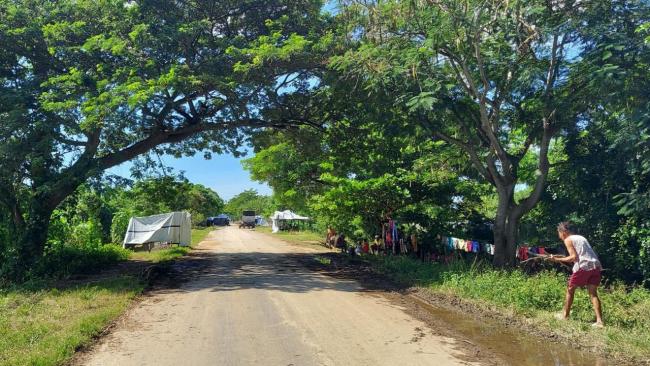 Familias en El Sitio, Manzanillo, bajo carpas en la carretera.