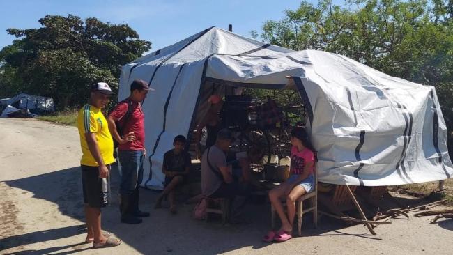 Una familia en El Sitio, Manzanillo, tras perder su vivienda por Melissa.