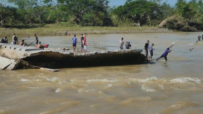 Pescadores en el río Bayamo tras el huracán Melissa.
