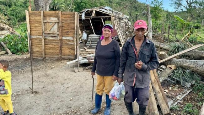 Una familia cubana recibe un kit de alimentación a través de Cáritas Cuba.