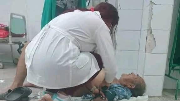 Una persona siendo atendida en el suelo en el Hospital Provincial de Bayamo.