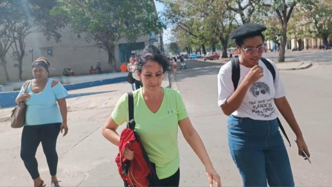 Mujeres cubanas caminando por La Habana. 