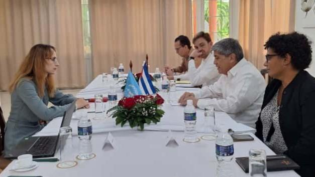Alena Douhan (izq.) reunida en La Habana con funcionarios del régimen.