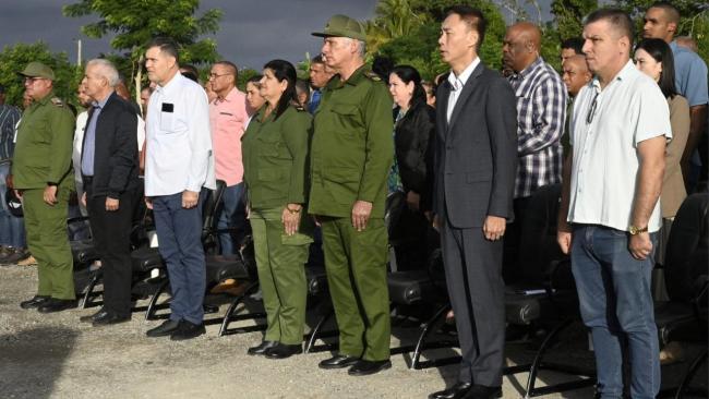 Miguel Díaz-Canel junto al embajador chino, Hua Xin, y otros funcionarios cubanos.