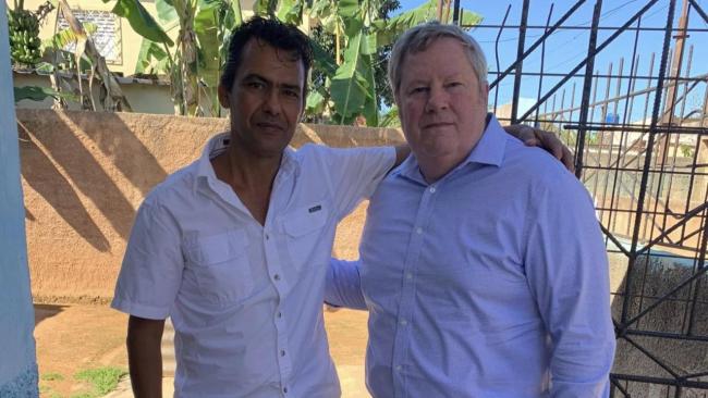 Samuel Pupo Martínez (izq.) junto al jefe de misión de EEUU en Cuba.