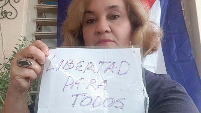 La antropóloga Yenny Pantoja exige la excarcelación de los presos políticos.