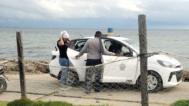 Una patrulla detiene a la Dama de Blanco Leticia Ramos Herrería.
