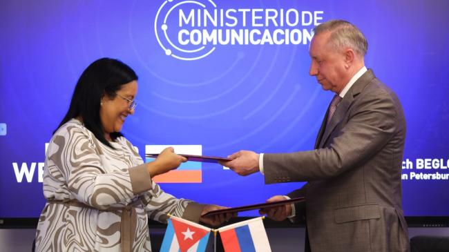 Mayra Arevich, ministra de Comunicaciones de Cuba, y Alexander Beglov, gobernador de San Petersburgo.