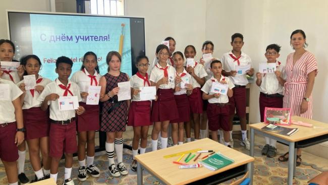 Alumnos de primaria cubanos con su profesora rusa.