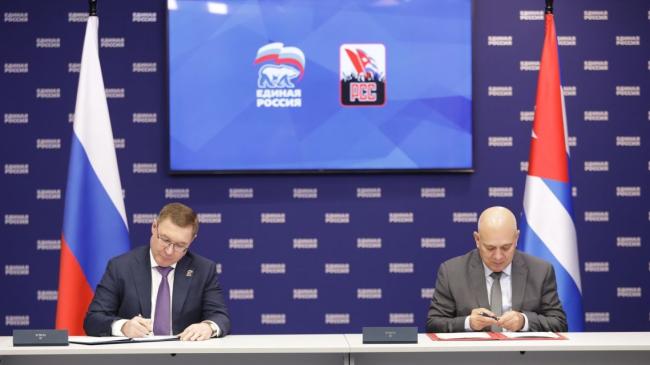 Firma del acuerdo entre Rusia Unida y el PCC.