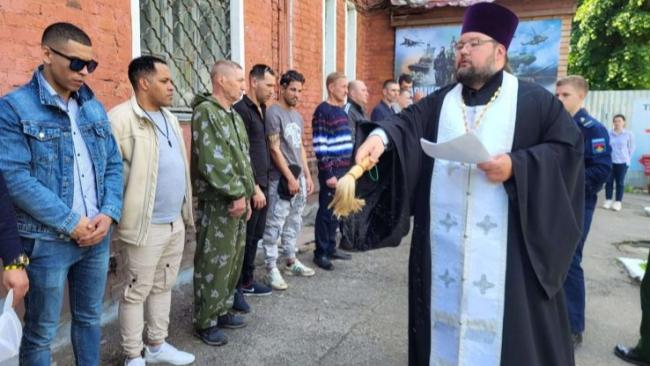 Un sacerdote bendice a reclutas, incluyendo cubanos, que serán enviados a combatir a Ucrania. 